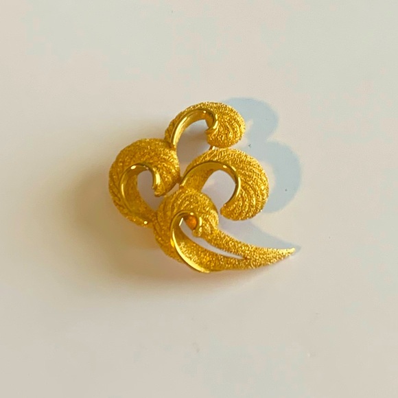 Trifari Jewelry - Signed crown trifari textured feather brooch